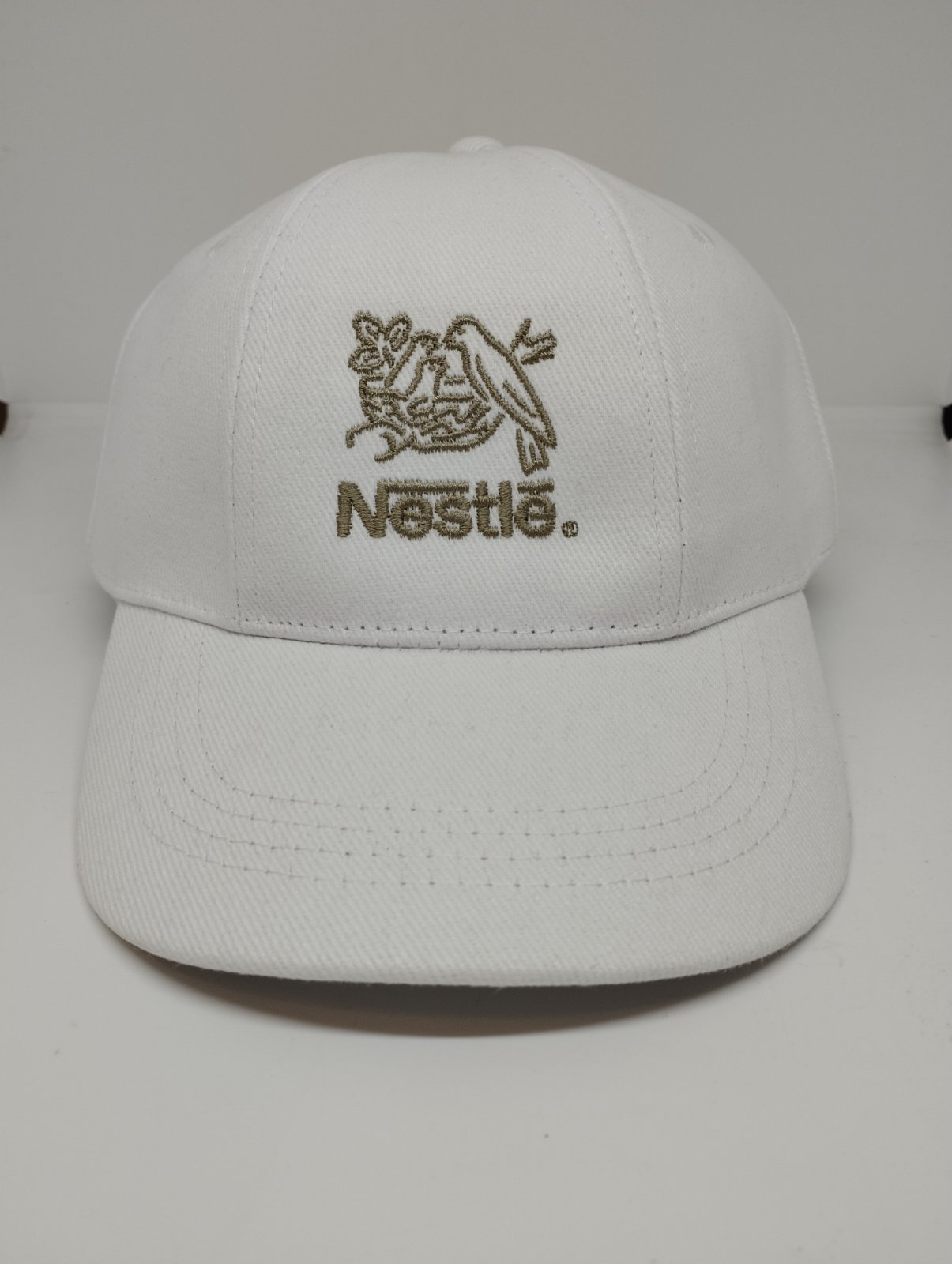 Hímzett Nestle sapka